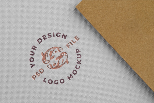Presentazione del logo sul modello di struttura della carta