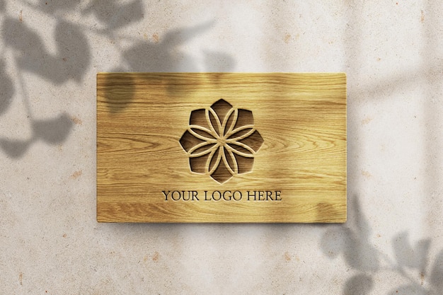 Presentazione del mockup del logo su sfondo di legno