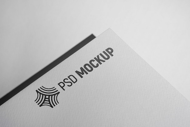 PSD presione el logotipo en la maqueta de papel