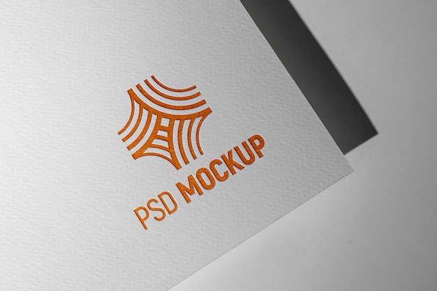 PSD presione el logotipo en la maqueta de papel