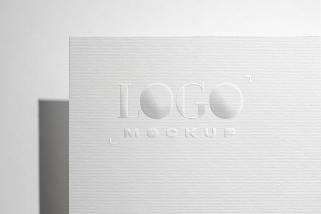 Presione el logotipo en la maqueta de papel