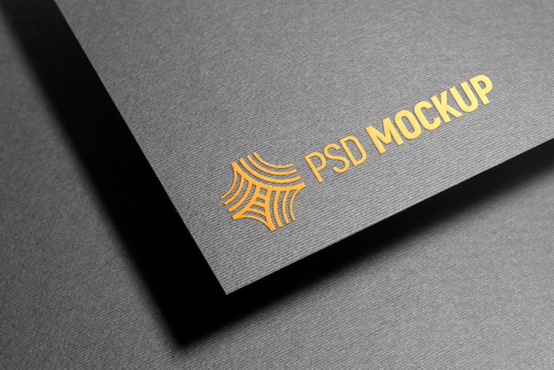Presione el logotipo en la maqueta de papel