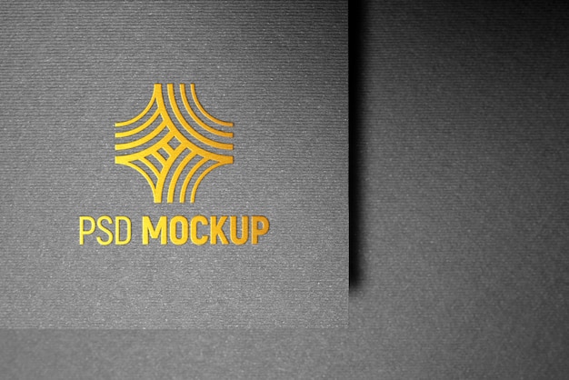 Presione el logotipo en la maqueta de papel