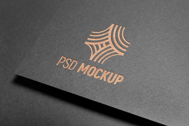 Presione el logotipo en la maqueta de papel