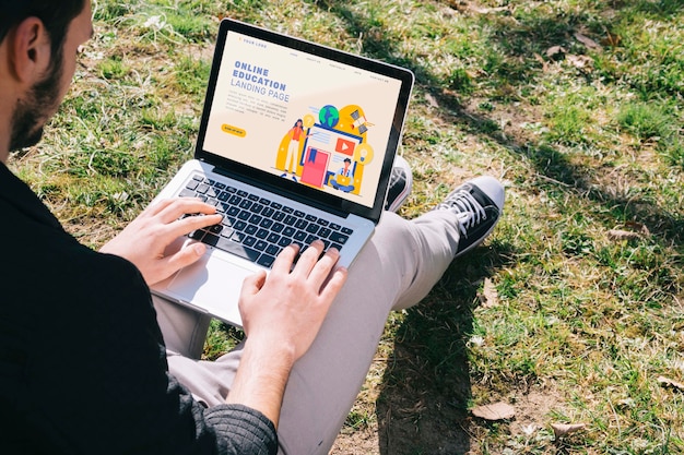 Primer hombre estudiando al aire libre