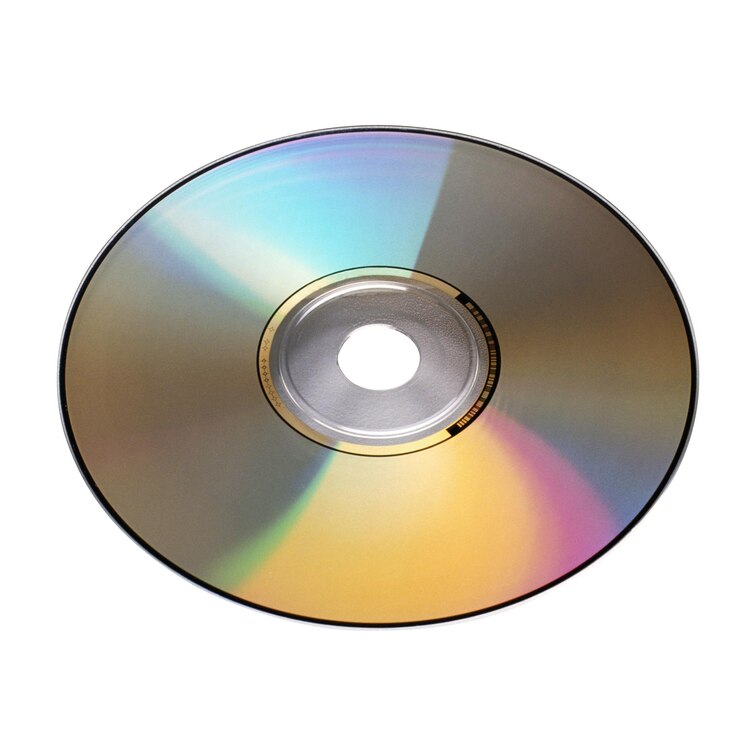PSD primer plano de un cd reflectante plateado contra un fondo blanco