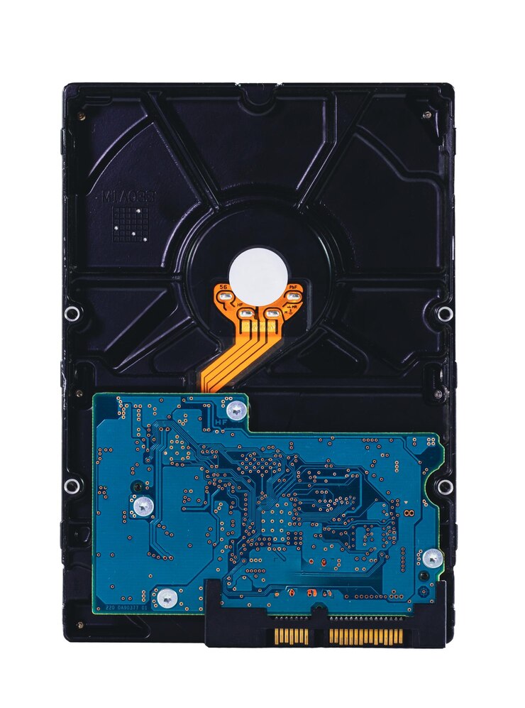 PSD primer plano de un disco duro que muestra la placa de circuitos internos y los conectores de datos
