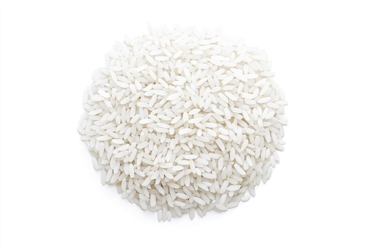 Primer plano de granos de arroz blanco esparcidos sobre un fondo transparente aislado frescos, sin cocer y