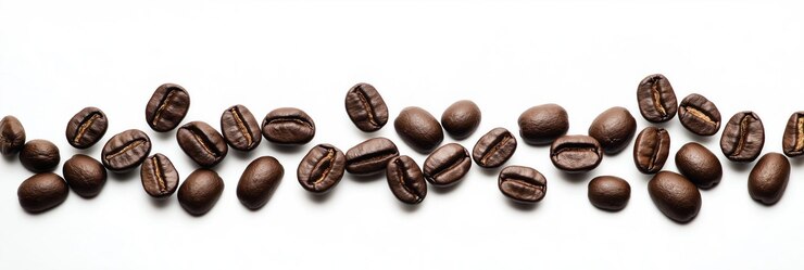 Primer plano de granos de café marrón oscuro esparcidos sobre un fondo transparente aislado Aproximadamente