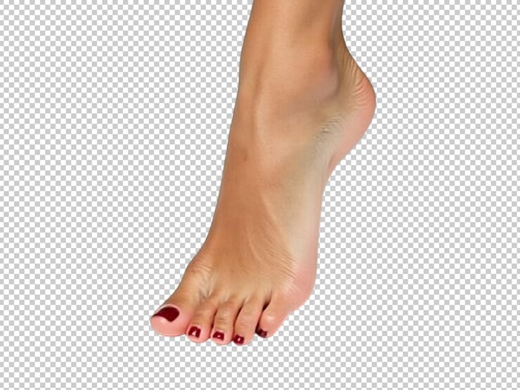 PSD primer plano de un hermoso pie femenino con esmalte de uñas rojo