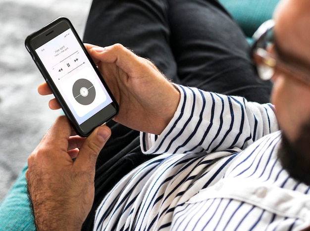 Primer plano de un hombre de música en streaming