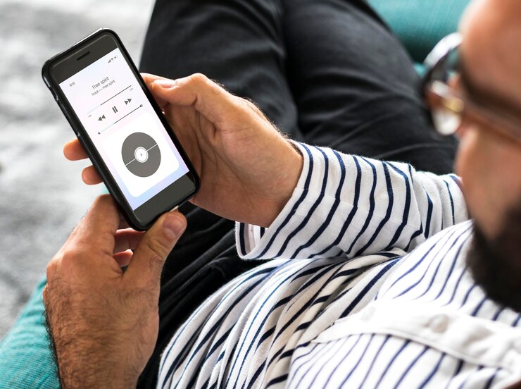 PSD primer plano de un hombre de música en streaming