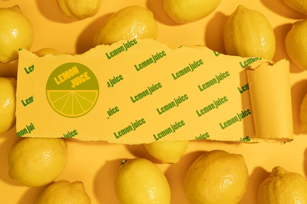 Primer plano de limones orgánicos con maqueta