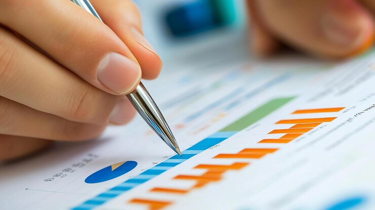 PSD primer plano de la mano analizando los gráficos financieros con una pluma