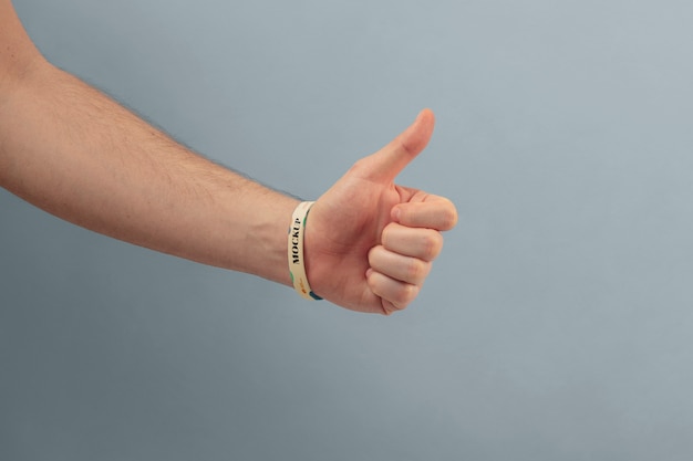 Primer plano en la mano con maqueta de pulsera