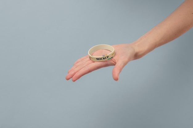 Primer plano en la mano con maqueta de pulsera