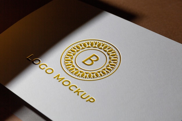 Primer plano en la maqueta del logotipo recortado