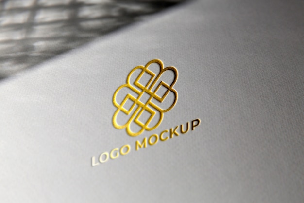 Primer plano en la maqueta del logotipo recortado