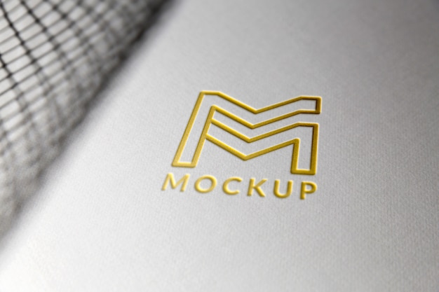 Primer plano en la maqueta del logotipo recortado