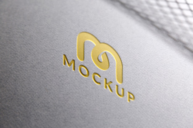 Primer plano en la maqueta del logotipo recortado