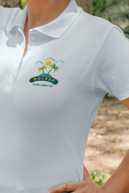 Primer plano de la marca de la maqueta de camiseta polo