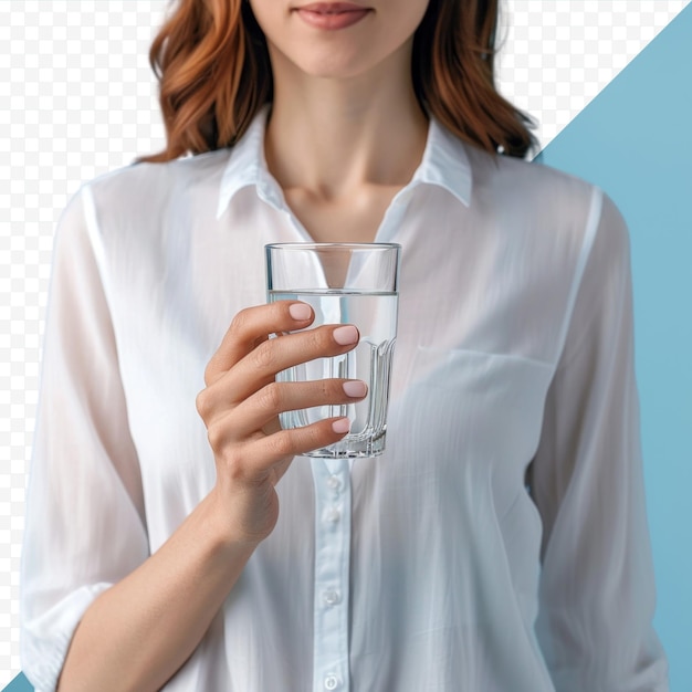 Primer plano de una mujer caucásica con una blusa blanca sosteniendo un vaso de agua potable en la mano aislada en un fondo azul aislado del estudio concepto de tratamiento de atención médica de estilo de vida saludable