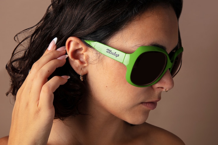 PSD primer plano de mujer con maqueta de gafas de sol