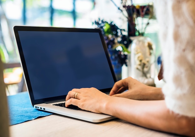 Primer plano de mujer usando laptop