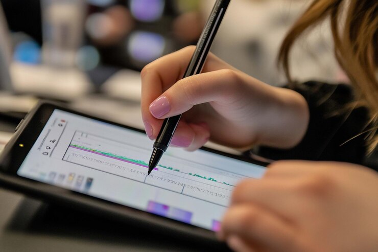 PSD primer plano de una persona usando un lápiz en una tableta analizando datos