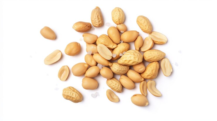 Primer plano de una pila de cacahuetes redondos y brillantes de color marrón claro en un fondo aislado