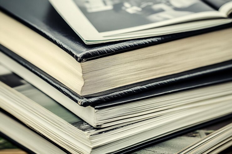 PSD primer plano de una pila de libros y revistas de tapa dura