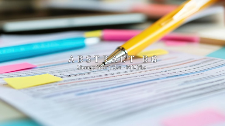 PSD primer plano de una pluma en papel con notas adhesivas