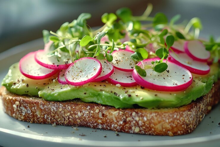 PSD un primer plano de una rebanada de tostada de aguacate con rábano y microgreens