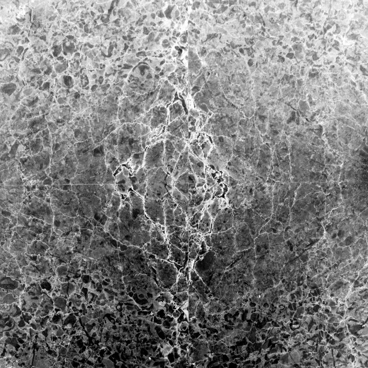 Primer plano de una superficie de mármol gris con venas y texturas naturales