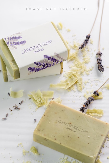 Primo piano del mockup di sapone alle erbe naturali con fiori di lavanda