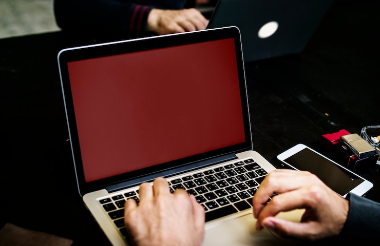 PSD primo piano della mano con sfondo del computer portatile