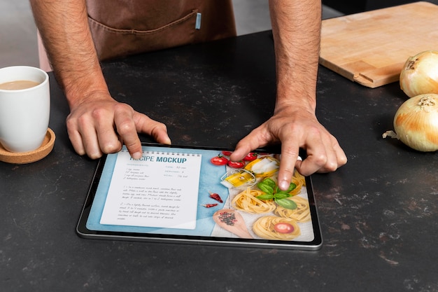 Primo piano di persona che prepara ricette di famiglia