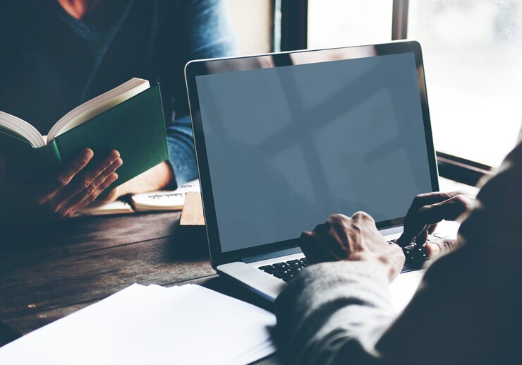 PSD primo piano di un computer portatile con uno schermo vuoto