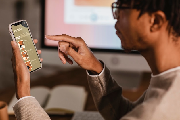 Primo piano su una persona con un modello di telefono