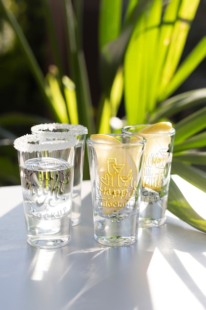 Primo piano sul modello di bicchierino di tequila