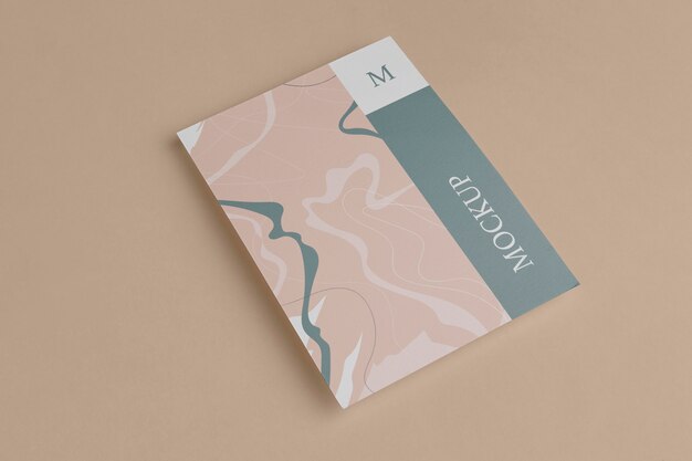 Primo piano sul modello di brochure isolato