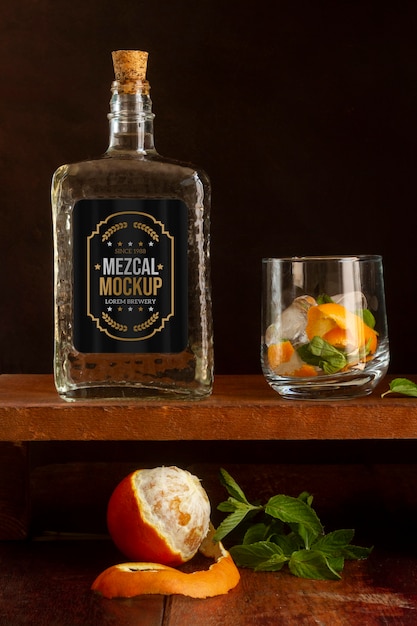 Primo piano sulla bottiglia di bevanda mezcal con ingredienti