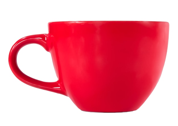 Une prise de vue rapprochée d'une tasse ou d'un mug en céramique rouge vif sur un fond blanc