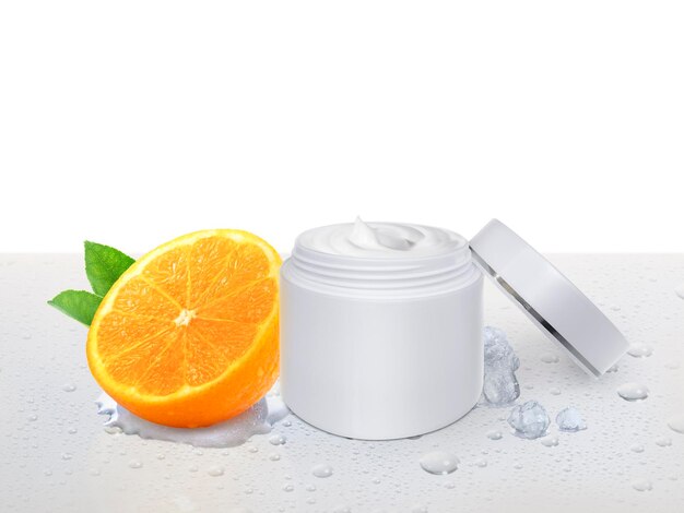 PSD productos naturales para el cuidado de la piel con vitamina c, frutas de naranja frescas y jugosas, rebanadas y gotas de agua en el suelo, modelos de marca de productos de belleza cosméticos para cremas hidratantes, lociones, espuma o champú, fondo transparente.