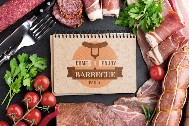 Produtos à base de carne com maquete para notebook