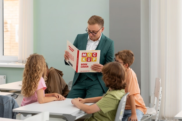 PSD profesor sosteniendo una maqueta de materiales educativos