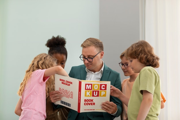 Profesor sosteniendo una maqueta de materiales educativos