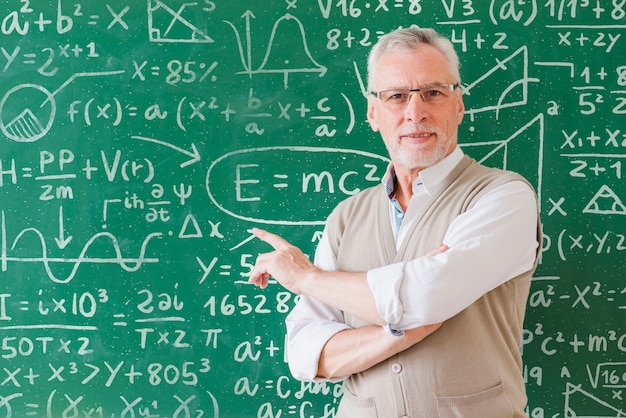 Professeur De Mathématiques Montrant Des Formules à Bord