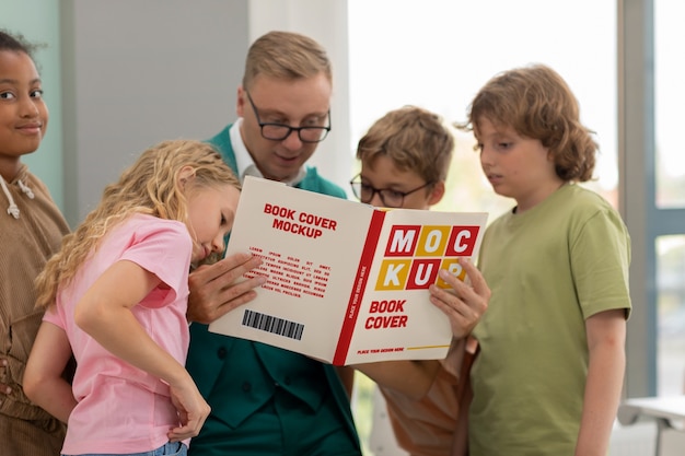 Professeur Tenant Une Maquette De Matériel éducatif