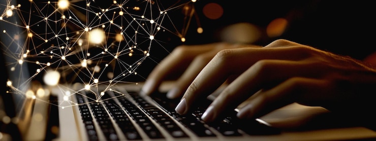PSD professionelles szenentippen auf laptop mit lila hintergrund